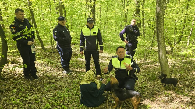 Botoșani: Femeie de 94 de ani, dispărută de acasă de două zile, găsită teafără într-o pădure la cinci kilometri de locuință – însoțită de câinii săi, căutări cu drone termoviziune