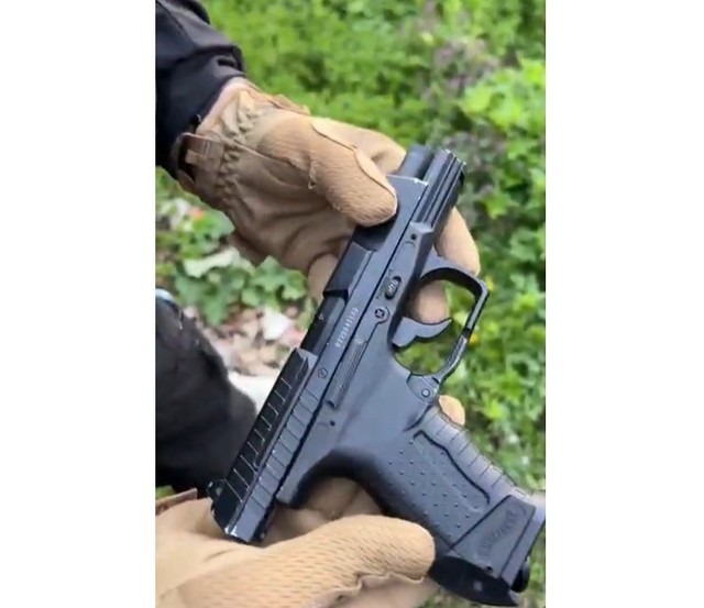 Botoșani: Polițiștii au confiscat pistolul unui bărbat care a postat un videoclip amenințător pe rețelele sociale