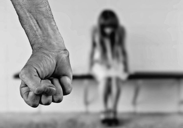 București: Bărbat inculpat pentru tentativă de omor după ce și-a agresat violent concubina, provocându-i fracturi costale și împiedicând-o să solicite ajutor
