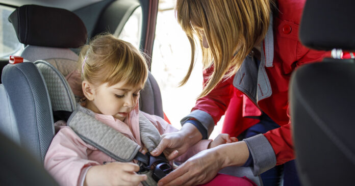 Când este obligatoriu înălțătorul auto pentru copii și ce sancțiuni pot primi șoferii care nu respectă legea în 2026