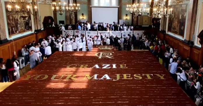 Cel mai lung tiramisu din lume, peste 400 de metri: record mondial doborât la Londra de zeci de bucătari italieni