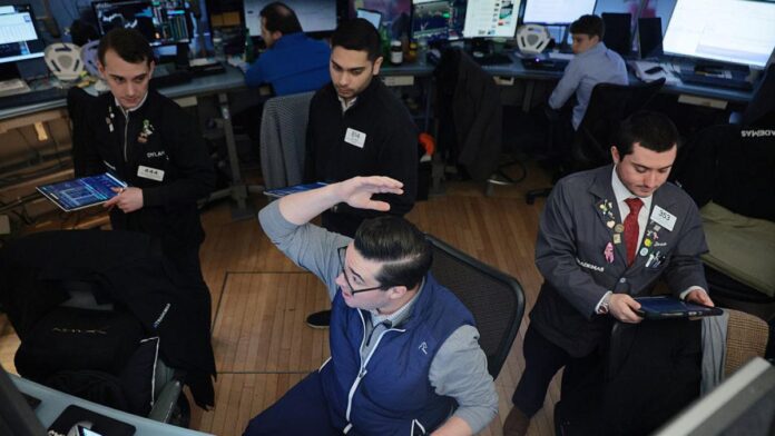 Ceva neobișnuit se întâmplă pe Wall Street: „Indicatorul de panică” crește simultan cu acțiunile, un fenomen bizar