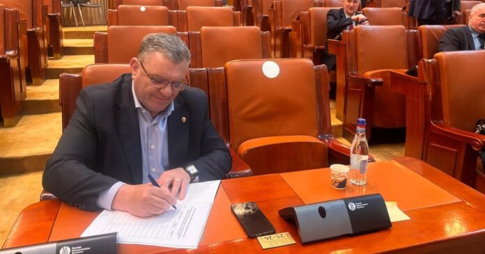 Cine este deputatul care a semnat primul moțiunea de cenzură: un traseu politic sinuos prin mai multe partide