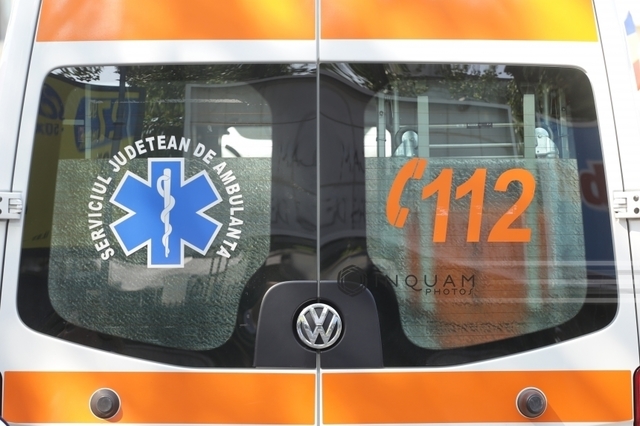 Constanța: Femeie care a băut detergent intenționat, transportată la spital, s-a aruncat din ambulanță și a fost preluată de un alt echipaj
