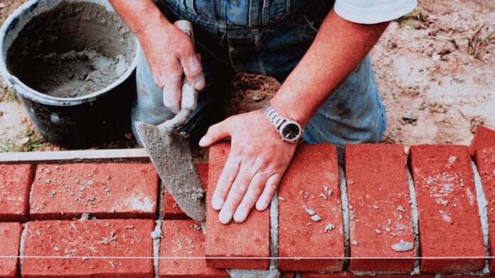 Constructor din Bihor, achitat de instanță după ce a pierdut la păcănele cei 25.000 de euro primiți de la client pentru construcția unei case