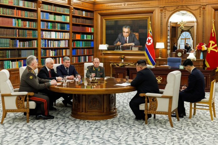 Coreea de Nord și Rusia duc colaborarea militară la un nou nivel: O delegație rusă a fost primită de Kim Jong Un