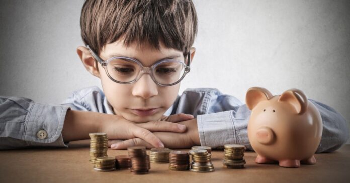 Cum îți înveți copilul să înțeleagă și să gestioneze banii: Ghid practic pentru educație financiară