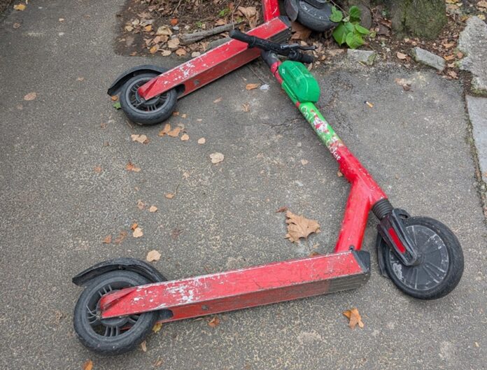 Deces în accident cu trotinetă electrică în București: Femeie de 35 de ani, moartă pe bulevardul Unirii după ce a căzut de pe trotinetă. Poliția a deschis anchetă