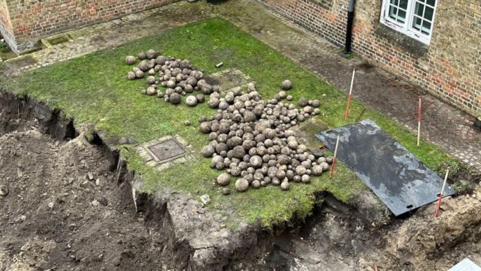 Descoperire arheologică surpriză în Belgia: 500 de ghiulele medievale găsite în centrul orașului, pe șantierul primăriei