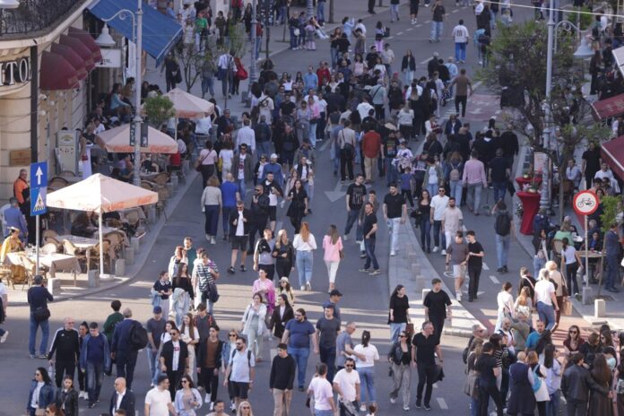 Detaliul care nu se află în prim-plan la Străzi Deschise: Pietonii circulă weekend de weekend pe Calea Victoriei printre clădiri șubrede și neconsolidate