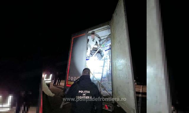 Doi cetățeni turci, care au încercat să intre ilegal în România, descoperiți la punctul de trecere a frontierei de la Giurgiu. Cei doi erau ascunși în remorca unui camion - FOTO