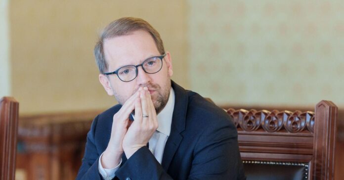 Dominic Fritz: Moțiunea de cenzură înseamnă „luni de instabilitate politică”. Liderul USR acuză PSD și AUR că „pregătesc haosul”