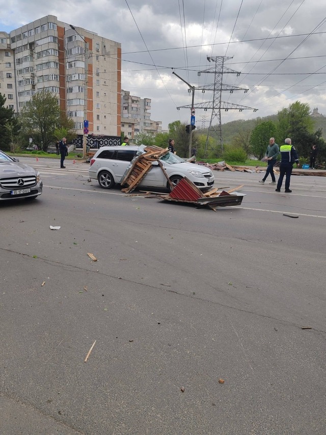 Efectele devastatoare ale vântului puternic în județul Iași: acoperișuri smulse, copaci căzuți și mai multe răniți
