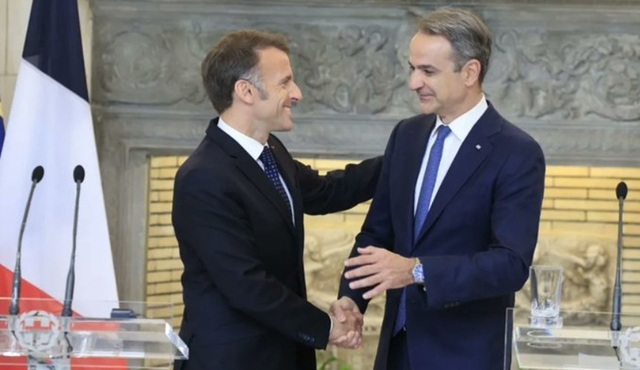 Emmanuel Macron laudă, la Atena, clauza asistenței reciproce a UE în caz de atac, Articolul 42.7: „Este beton”, „mai puternic decât Articolul 5 al Tratatului NATO”, pus sub semnul întrebării de către Trump