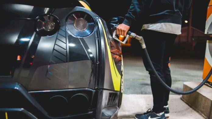 Episod violent la o benzinărie din Sectorul 6 al Capitalei: Un taximetrist a înjunghiat un alt șofer din cauza unei alimentări lente