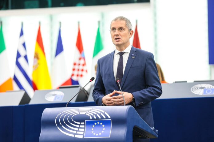 Europarlamentarul Dan Barna (USR): Ipocrizia PSD – Căsătorit cu Partidul Socialist European la Bruxelles, dar cu amanta AUR la București