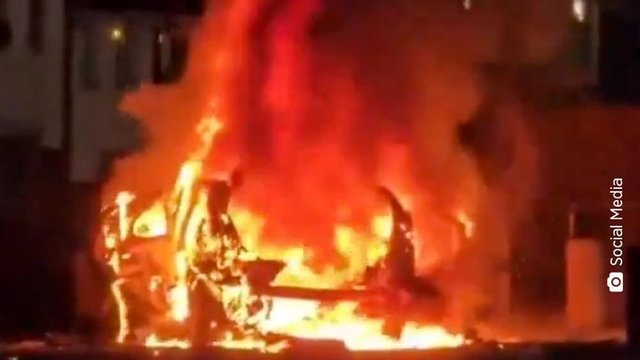 Explozie a unei mașini în fața unei secții de poliție din Irlanda de Nord - VIDEO