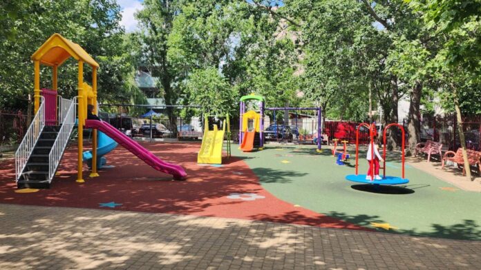 Fără licitație: Compania Sectorului 3 primește aproape două milioane de euro pentru tobogane și leagăne