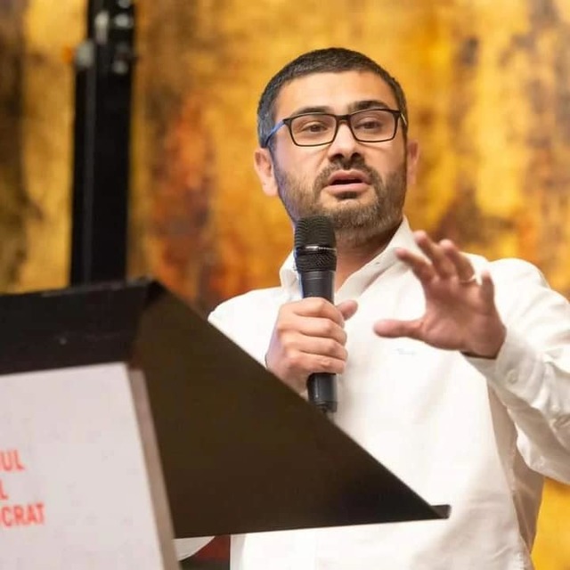 Florin Manole: Proiectul legii salarizării reduce coeficienții pentru calculul indemnizațiilor demnitarilor. Am propus Comisiei Europene înghețarea în continuare a acestora, nu am vrut ca salariile demnitarilor să fie o vulnerabilitate