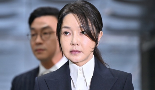 Fosta Primă Doamnă sud-coreeană Kim Keon Hee, soția fostului președinte încarcerat Yoon Suk Yeol, condamnată la patru ani de închisoare în apel, o pedeapsă mai aspră față de cele 20 de luni în prima instanță