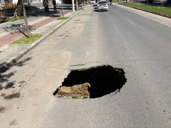 FOTO: Asfaltul „cedează” în Slobozia – o gaură căscată pe Bulevardul Unirii, traficul dat peste cap