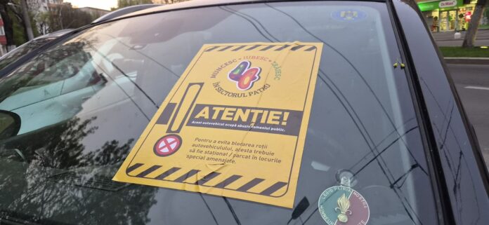 FOTO | Avertismentul poliției din Sectorul 4 pe care șoferii nu-l pot ignora. Pe cât de impunător este, pe atât de greu e de scos de pe parbrizul mașinii