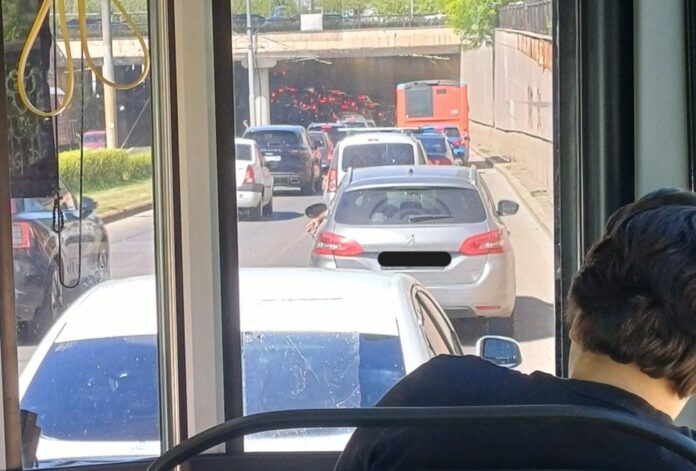 FOTO | Bucureștean nemulțumit de traseul modificat al liniei 104 de azi: „Nu ratează niciun pasaj aglomerat din frumoasa noastră urbe”