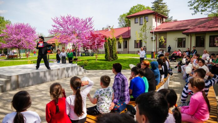 FOTO | Centrul Social Pantelimon 301 s-a redeschis: loc de joacă modern, arbori colorați, zone de relaxare și scenă pentru bucureșteni