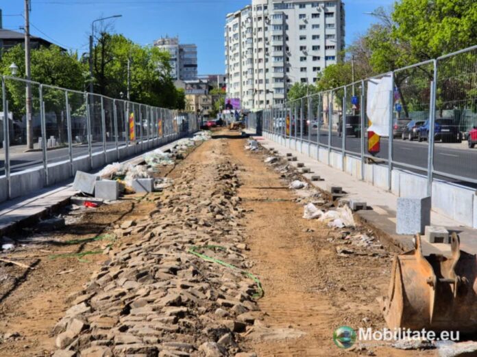 FOTO | Cine este, de fapt, autorul operei „Zidul Chinezesc de pe Șerban Vodă”, care păzește șantierul la șinele de tramvai, spre disperarea șoferilor. Primăria lui Băluță a comandat lucrarea