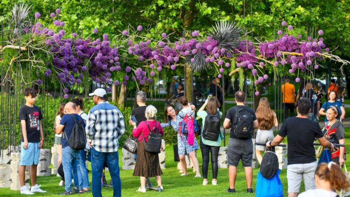 FOTO | Concurs pentru West Side Flower Fest: Participanții ghicesc invitatul secret și câștigă premii la Festivalul Florilor din Parcul Drumul Taberei