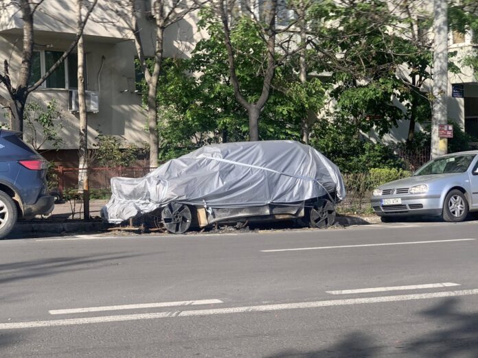 FOTO | Descoperire semiarheologică lângă Auchan Vitan: Un vestigiu auto sub prelată ocupă un loc de parcare prețios