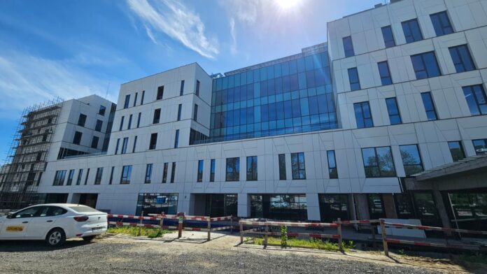FOTO | Fațada noului spital pentru tratarea tuberculozei de pe Șerban Vodă este aproape gata. Băluță: Se lucrează inclusiv la amenajarea saloanelor și a sălilor de operație