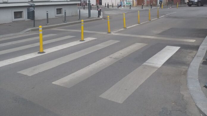 FOTO | Stâlpișori antiparcare, acum și pentru pietoni, probabil pentru a împiedica un picnic pe zebră. Au fost montați cu convingere pe Mihai Eminescu
