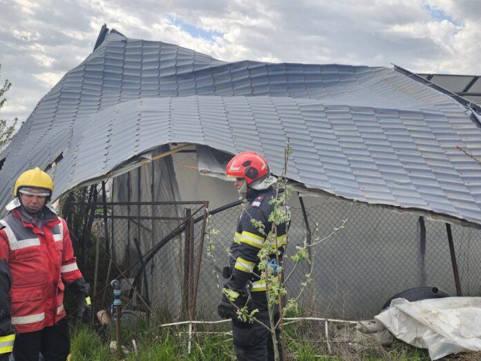 Furtuni devastatoare în România: un mort, răniți și peste 35.000 de oameni fără curent electric