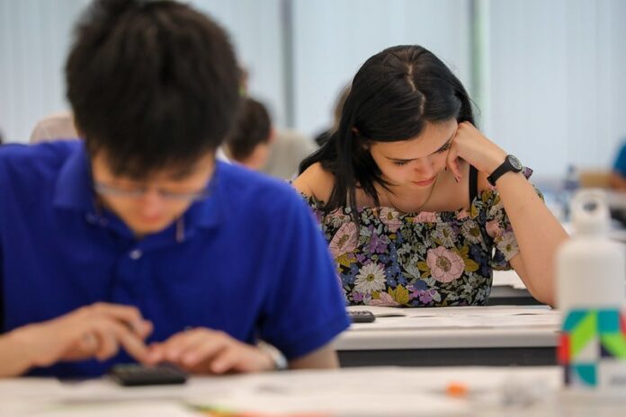 Germania ia măsuri stricte împotriva trișatului cu inteligența artificială la examenul de admitere la universitate