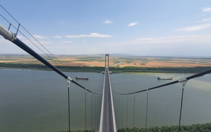 Grandiosul pod nou de la Brăila începe „să se lase”. Asfaltul s-a tasat și se circulă cu maximum 40 km/h, deși proiectantul se jură că a făcut totul ca la carte