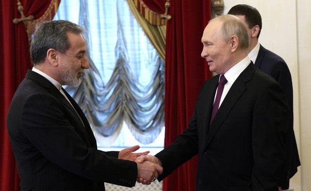 În timp ce șeful diplomației iraniene s-a întâlnit cu Putin, Trump a discutat cu echipa sa de securitate națională despre o nouă propunere privind Iranul, anunță Casa Albă. CNN: SUA și Iranul nu au poziții chiar atât de divergente pe cât pare