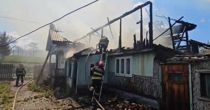 Incendiu devastator în Vrancea: 18 case din lemn în flăcări, mobilizare masivă a pompierilor și o persoană rănită