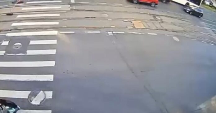Incident șocant în traficul din București: un șofer STB a fost amenințat cu un pistol de un tânăr. Agresorul a fost reținut