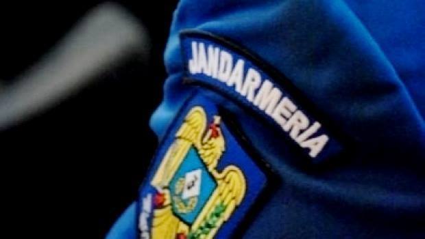 Incidente în pauza meciului Dinamo - Rapid: un suporter s-a refugiat în galeria dinamovistă pentru a scăpa de jandarmi