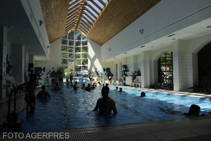 Intervenție la un centru de tratament din Eforie Nord, unde 13 persoane s-au simțit rău după ce au intrat în piscină / Poliția a deschis dosar penal
