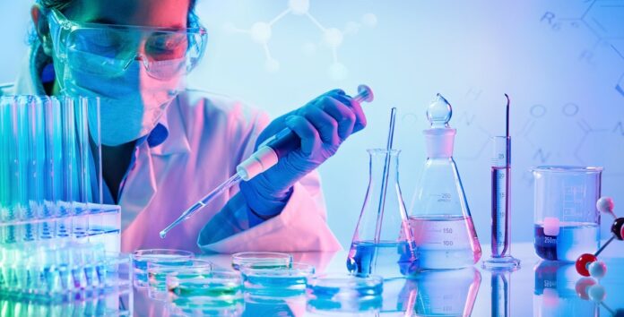 Johnson & Johnson folosește inteligența artificială pentru a accelera dezvoltarea medicamentelor. Timpul de analiză, redus la jumătate. „Durata s-a redus de la 700 de ore la aproximativ 15 minute”