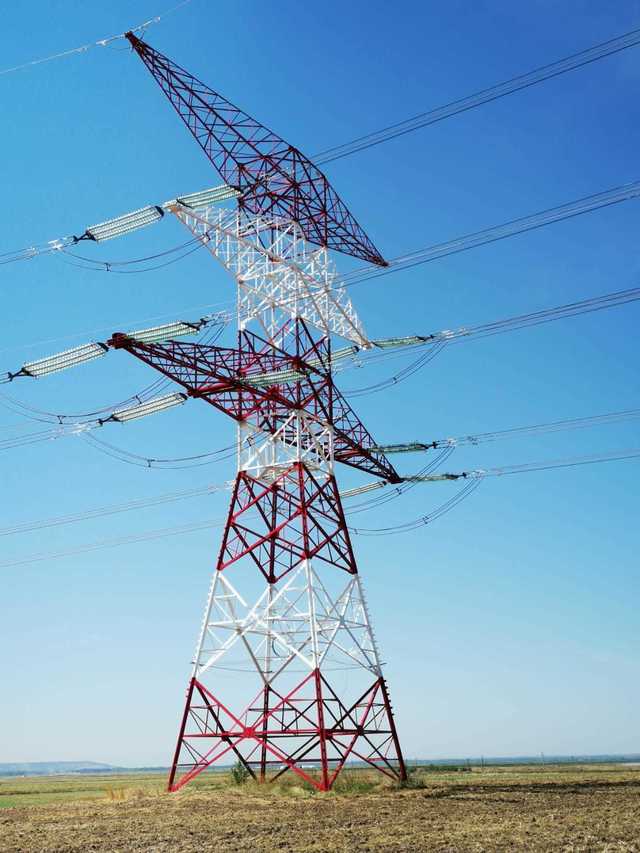 Mii de consumatori din Neamț și Harghita, fără energie electrică din cauza avariilor provocate de vânt pe rețeaua de alimentare