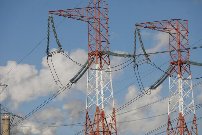 Mii de gospodării din Neamț și Harghita au rămas fără curent electric din cauza vântului puternic