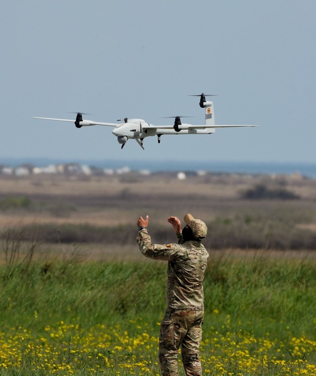 Ministrul Apărării invită firmele de drone și sisteme contra-dronă să participe la operațiuni reale alături de militari și să doneze produse