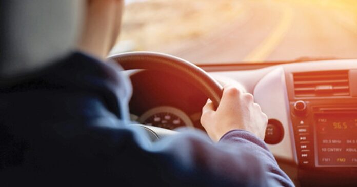 Minor cercetat după ce a furat o mașină și a condus peste 100 de km, până a intrat cu ea într-un parapet