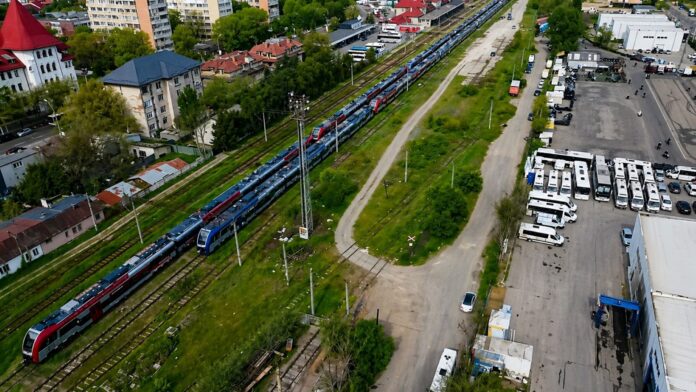 Miruță nu vrea să lase „să se bronzeze la soare” noile trenuri PESA, care zac în Gara Obor. Interimarul de la Transporturi caută „metode să le dăm drumul”