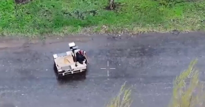 Misiune de salvare impresionantă în Ucraina: o femeie de 77 de ani, găsită cu drona și evacuată cu un robot