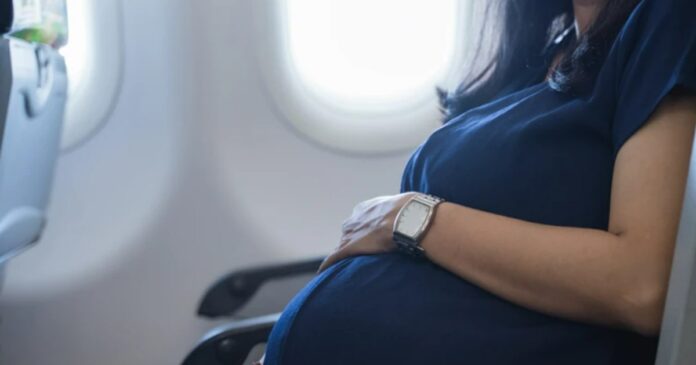 Moment incredibil într-un avion: pasagerii și echipajul au asistat o naștere la 10.000 de metri altitudine
