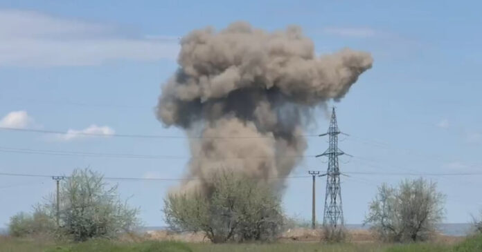 Momentul în care drona cu încărcătură explozivă căzută în Galați a fost detonată controlat